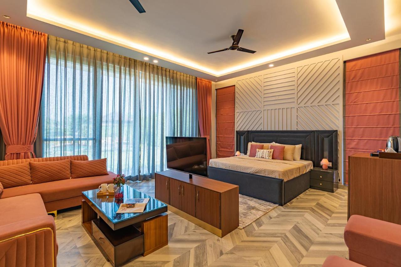 Stayvista At Serenity Farms With Pool, Lawn, Bonfire & Bbq Sohna Luaran gambar